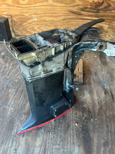 Cargar imagen en el visor de la galería, 150 155 hp Johnson &amp; Evinrude 20” MIDSECTION HOUSING 0332744 SWIVEL 0432708 STEERING ARM 0392519 two stroke CROSSFLOW 1987-19
