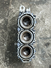 Charger l'image dans la galerie, 250 225 hp Yamaha HPDI Cylinder Head #1 strbd 60V-11111-00-1S two stroke compatible 150 hp 2005-2009
