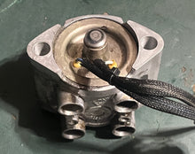 Cargar imagen en el visor de la galería, 90 hp Evinrude E-tec fuel injector strbd 5008826 &amp; 5007147 2008-2012 two stroke 5007433 5007432 353518
