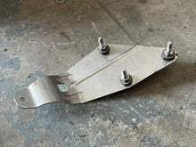 Cargar imagen en el visor de la galería, 175 150 135 115 hp Ficht Evinrude CAPACITOR MOUNTING BRACKET 0346538 two stroke 2000-2006
