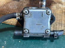 Charger l'image dans la galerie, 40 30 50 60 hp Mercury 881862T FUEL PUMP efi four stroke 2003 OEM
