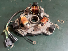 Cargar imagen en el visor de la galería, 50 40 hp Yamaha OEM BASE ASSY 63D-85560-10-00 stator trigger Two Stroke 2000-2005
