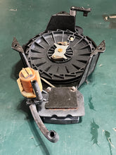 Cargar imagen en el visor de la galería, 25 20 15 hp Mercury 90906A23 Recoil STARTER ASSEMBLY two stroke 1994-96 OEM, may work for 18 hp
