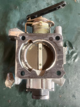 Load image into Gallery viewer, DF 115 100 140 hp Suzuki THROTTLE BODY ASSY 13300-92J00, THROTTLE ROD NO.2 19130-92J00 four stroke 2013
