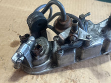 Cargar imagen en el visor de la galería, 150 - 250 hp Yamaha OX66 66K-14182-02-00 vst FLOAT CHAMBER COVER two stroke 2001-2002
