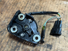 Cargar imagen en el visor de la galería, DT 225 - 150 hp Suzuki 37810-92E00 THROTTLE VALVE SENSOR &amp; stay TWO STROKE
