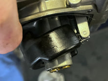 Charger l'image dans la galerie, 225 hp Yamaha 76 degree CARBURETOR SET port 2-4-6 62J-14301-00-00 62J-14302-00-00 62J-14303-00-00 two stroke 1994-1996
