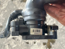 Load image into Gallery viewer, 40 30 hp Mercury EFI THROTTLE BODY 877831A03 TPS 881070T 8M0125617 ATTENUATOR 893521 four stroke 3 cylinder 2005
