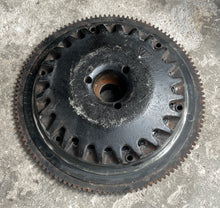 Charger l'image dans la galerie, 225 200 hp Johnson Evinrude FLYWHEEL 0583970 583968 two stroke v6
