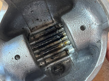 Cargar imagen en el visor de la galería, DT 225 200 150 hp Suzuki V6 PISTON left PORT 3-ring ribbed 84mm ranging 1987-2003
