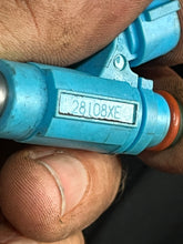 Cargar imagen en el visor de la galería, DF 225 250 200 hp Suzuki FUEL INJECTOR 15710-93J00 four stroke 2004-2020
