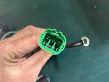 Cargar imagen en el visor de la galería, DT 225 HP Suzuki 33920-92EA0 FUEL INJECTION UNIT oem Two Stroke super clean
