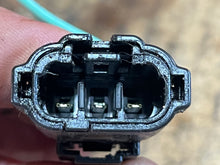 Cargar imagen en el visor de la galería, DT 225 - 150 hp Suzuki 37810-92E00 THROTTLE VALVE SENSOR &amp; stay TWO STROKE
