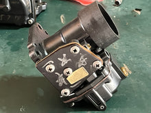Charger l'image dans la galerie, 115 hp Johnson Evinrude 0439208 436798 CARBURETOR BODY, 334961 BOWL, #74D JET two stroke
