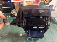 Charger l'image dans la galerie, BFT 115 150 Tohatsu LOWER FRONT COVER BRACKET HZY6-40154-000ZC four stroke 2014-up compatible BF 150 hp Honda 40154-ZY6-000ZA
