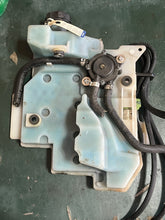 Cargar imagen en el visor de la galería, 25 15 hp Evinrude E-tec OIL TANK 5007897 PUMP &amp; MANIFOLD 5007898 OIL LEVEL 0352874 CAP 5007256 two stroke 2009-up
