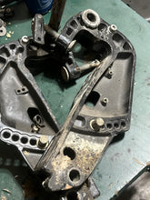 Charger l'image dans la galerie, DF 30 hp Suzuki STERN BRACKETS clamp stbd 41111-94LA0-YAY port 41121-94LA0-YAY CLAMP SHAFT tilt tube 41130-94LA0 four stroke 
