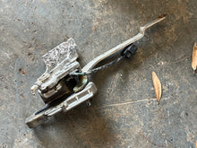 Load image into Gallery viewer, f 150 hp SHIFT BRACKET 6DA-44176-00-00 SHIFT LEVER ROD 6DA-44121-00-00 BRACKET 63P-44117-01-00  SHIFT SWITCH 69J-8259F-00-00 
