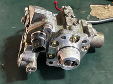 Charger l'image dans la galerie, 150 200 hp Yamaha FUEL PUMP ASSY 68F-13910-00-00 COVER 68F-13993-00-00 two stroke HPDI 2000-2003 some 175 hp
