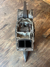 Cargar imagen en el visor de la galería, 150 155 hp Johnson &amp; Evinrude 20” MIDSECTION HOUSING 0332744 SWIVEL 0432708 STEERING ARM 0392519 two stroke CROSSFLOW 1987-19
