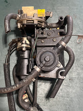 Load image into Gallery viewer, 200 - 250 hp Evinrude Ficht 5000527 OIL INJECTOR &amp; MANIFOLD,  5000885 FUEL LIFT PUMP ASSY, 0502906 FUEL FILTER 05001479 03464
