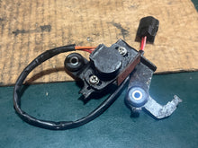 Cargar imagen en el visor de la galería, 150 - 250 hp Yamaha 61A-85885-00-00 Throttle Sensor &amp; dif bracket TPS two stroke
