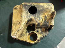 Charger l'image dans la galerie, sold ebay mar2026——35 25 hp Johnson Evinrude AIRBOX intake 387857 Two Stroke 1976-1977 omc
