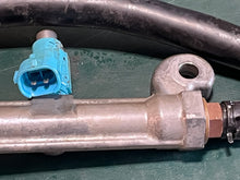 Cargar imagen en el visor de la galería, DF 250 225 200 hp Suzuki 15710-93J00 FUEL INJECTOR ASSY, 15751-93J00 DELIVERY PIPE four stroke 2004-11
