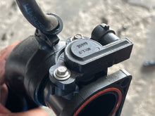 Load image into Gallery viewer, 40 30 hp Mercury EFI THROTTLE BODY 877831A03 TPS 881070T 8M0125617 ATTENUATOR 893521 four stroke 3 cylinder 2005
