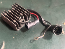Cargar imagen en el visor de la galería, F 100 80 hp Yamaha Regulator Rectifier 67F-81960-10-00 67f-81960-00-00 four stroke 2002 outboard electrical
