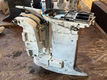 Cargar imagen en el visor de la galería, 200 hp Johnson Evinrude MIDSECTION 25” EXHAUST HOUSING 0435479 SWIVEL 0434724 ADAPTER 0436751 STEERING ARM 0437698 two stroke

