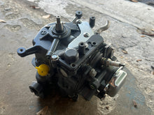 Cargar imagen en el visor de la galería, DF 2.5 hp Suzuki  CYLINDER BLOCK crankcase 11200-97J20 HEAD COVER 11110-97J30 four stroke 2023-2024
