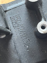 Charger l'image dans la galerie, 40 30 hp Mercury EFI CYLINDER BLOCK long 850082T35 four stroke 3 cylinder 2005
