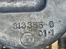 Cargar imagen en el visor de la galería, 70 hp Johnson Evinrude 313355 d2 d1 CARBURETOR w linkages, choke solenoid &amp; plunger TWO STROKE oem 0393546 0393547 CARBURETOR
