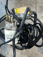 Charger l'image dans la galerie, 175 150 135 115 hp Ficht Evinrude OIL LIFT PUMP 5001221 OIL INJECTOR MANIFOLD 5000838 two stroke 2002-2005
