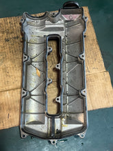 Cargar imagen en el visor de la galería, f 225 hp Yamaha 69J-11191-00-1S CYLINDER HEAD COVER 1 four stroke 2002-07
