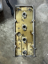 Cargar imagen en el visor de la galería, DF 200 hp Suzuki CYLINDER HEAD COVER 11170-96J11 four stroke 2015-2024 some compatibility 150 175 hp

