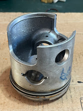 Cargar imagen en el visor de la galería, DT 225 200 150 hp Suzuki V6 PISTON left PORT 3-ring ribbed 84mm ranging 1987-2003

