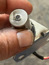 Cargar imagen en el visor de la galería, 250 225 hp Mercury SENSOR ASSY 821909 Cylinder block TWO STROKE efi 1994-1996
