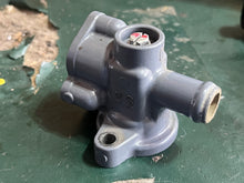 Cargar imagen en el visor de la galería, f 250 225 200 hp Yamaha thermostat cover 1 anode 6P2-1240H-00-9S 69J-1240H-00-1S four stroke 2002-2018
