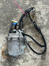 Charger l'image dans la galerie, f 150 hp Yamaha vst FLOAT CHAMBER ASSY 63P-14180-20-00 pump 63P-13907-03-00 four stroke 2015-2019 f150xb
