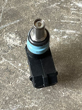 Charger l'image dans la galerie, 350 hp Mercury VERADO FUEL INJECTOR 842915T01 four stroke
