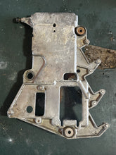 Cargar imagen en el visor de la galería, 90 80 Tohatsu Nissan ELECTRIC BRACKET 3B7069010 Two Stroke 2002
