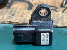 Cargar imagen en el visor de la galería, DF 40 50 hp Suzuki MAP PRESSURE SENSOR intake 18590-80C40 Evinrude 5030757 four stroke 1999-2009
