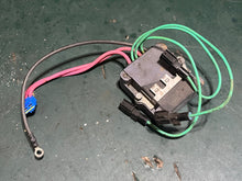 Charger l'image dans la galerie, 250 hp Yamaha 60V-81960-00-00 RECTIFIER &amp; REGULATOR ASSY Two Stroke 2003 outboard
