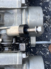 Load image into Gallery viewer, f 225 200 hp Yamaha strbd THROTTLE BODY 1 69J-13750-02-00 69J-13751-00-00 2002-2008 Four Stroke OEM
