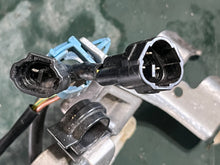 Charger l'image dans la galerie, DF 150 hp Suzuki THROTTLE LEVER HOLDER 19115-96J00, ROD 13510-96J00, SHIFT POSITION SENSOR 13580-93J02, TILT LIMIT 37722-93J1
