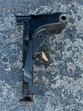 Cargar imagen en el visor de la galería, 250 225 300 hp Mercury 3.0 liter Optimax DFI SWIVEL BRACKET 8710T20 BOTTOM YOLK 826364F1 SWIVEL PIN steering arm 826432A2 SUP
