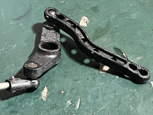 Cargar imagen en el visor de la galería, DF 30 25 hp Suzuki THROTTLE CONTROL LEVER 19120-99J11 INTERLINK 19122-99J00 SPRING 19185-99J00 LEVER #2 19140-94L20 ROD 13510
