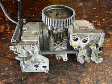 Cargar imagen en el visor de la galería, 225 250 300 hp Yamaha CAMSHAFT ASSY air compressor 60V-12170-00-00 with FUEL PUMPS 60V-13910-00-00 two stroke HPDI 2003-2010 
